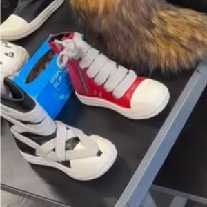 THIS A 2 for 1 boo 😘 Cute and comfy shoes 😍